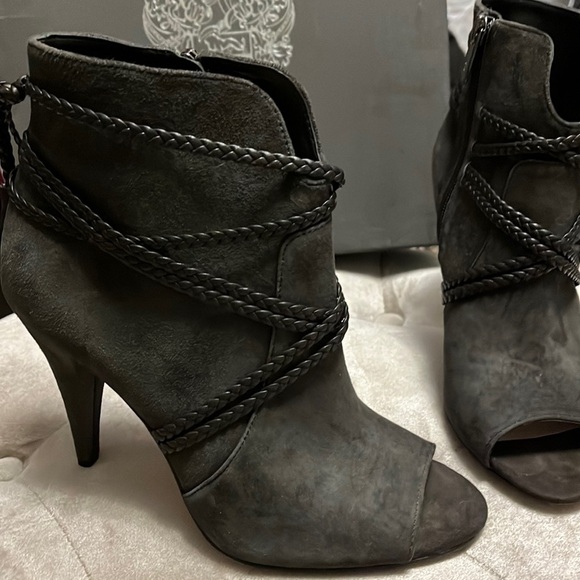 Vince Camuto dark gray leather booties with zipper, size 7.5 - Picture 1 of 8